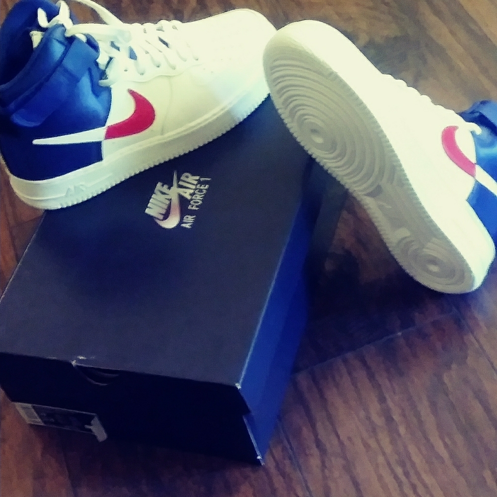 SNEAKERS